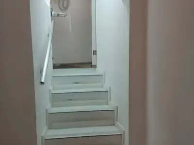 Garsoniera de inchiriat Sector 1 Bucuresti hol cu scari
